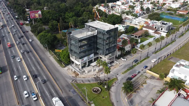 Vista aérea del edificio de consultorios Omnivitalia sobre la avenida, Tlajomulco.